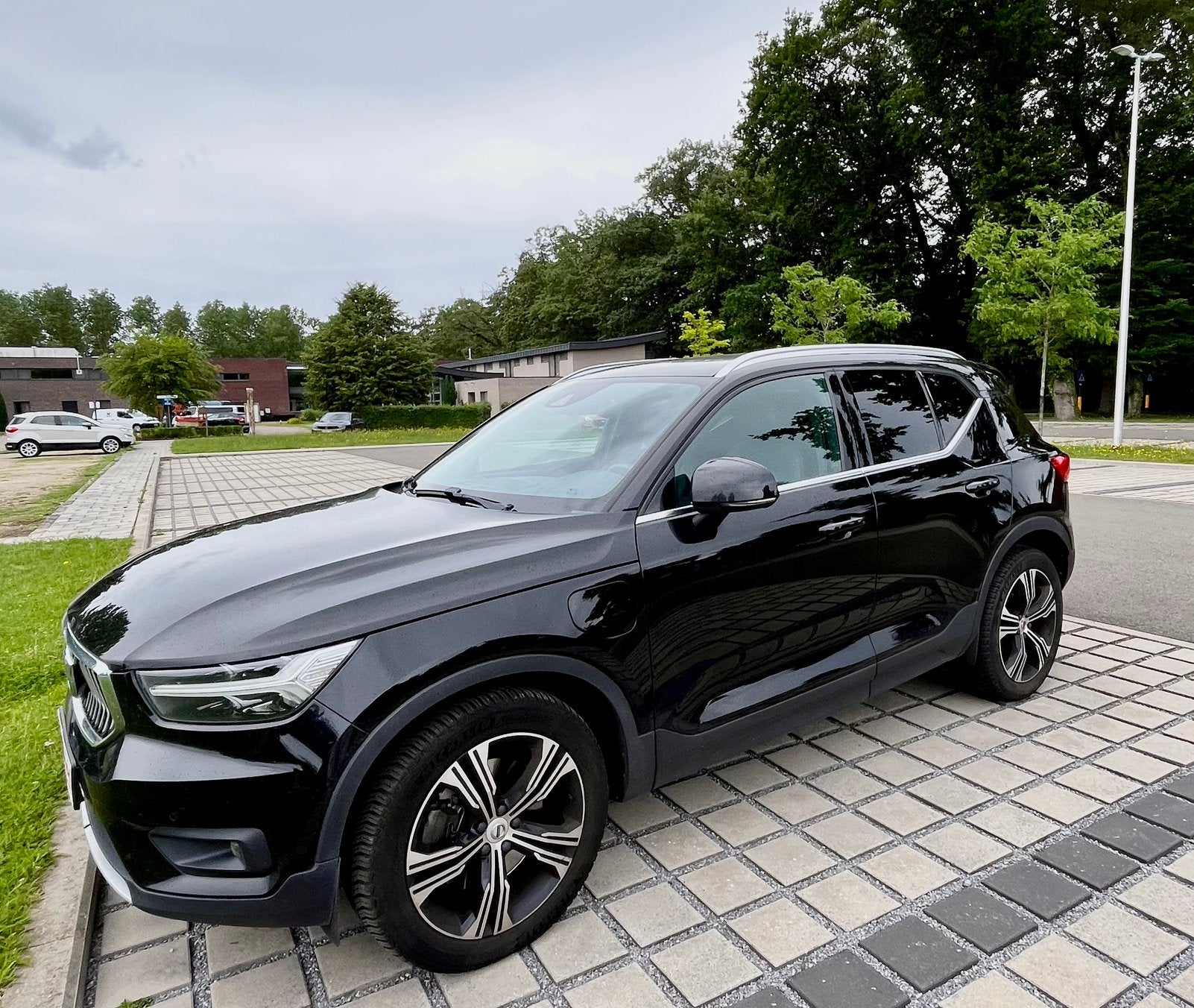 Volvo XC40 T4 Recharge plug-in hybride (2021), Auto's, Volvo, 4 deurs, Zwart, Leder, Onderhoudsboekje