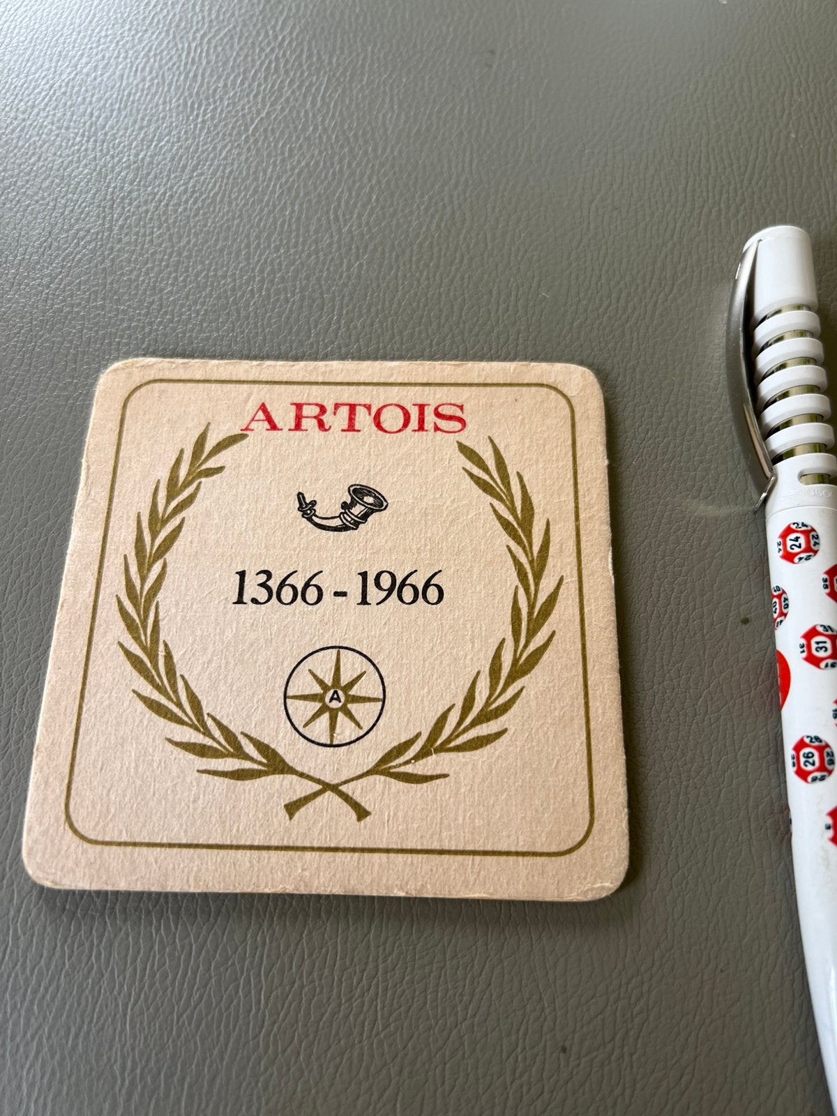 Menu de bières anciennes Stella Artois 1366-1966, Enlèvement ou Envoi, Comme neuf, Sous-bock, Stella Artois