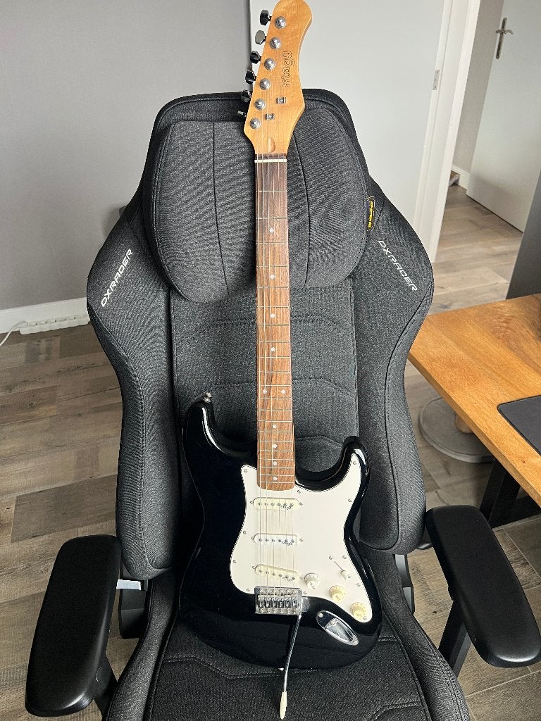 Elektrische gitaar Stagg S250-BK + versterker + staander, Muziek en Instrumenten, Ophalen, Zo goed als nieuw, Met versterker