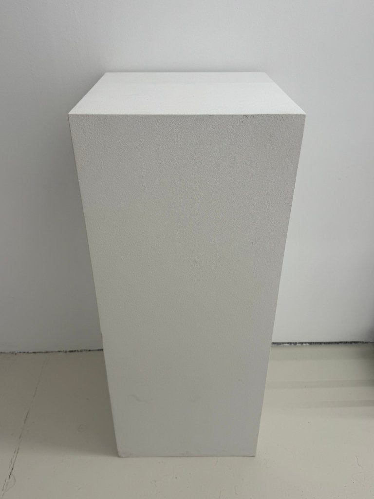 Socle blanc exposition, Enlèvement