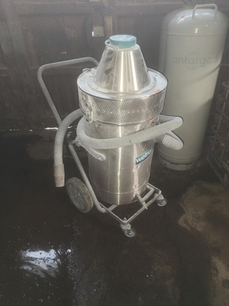 Aspirateur à eau professionnel : Wetrok Silento 5000, Enlèvement