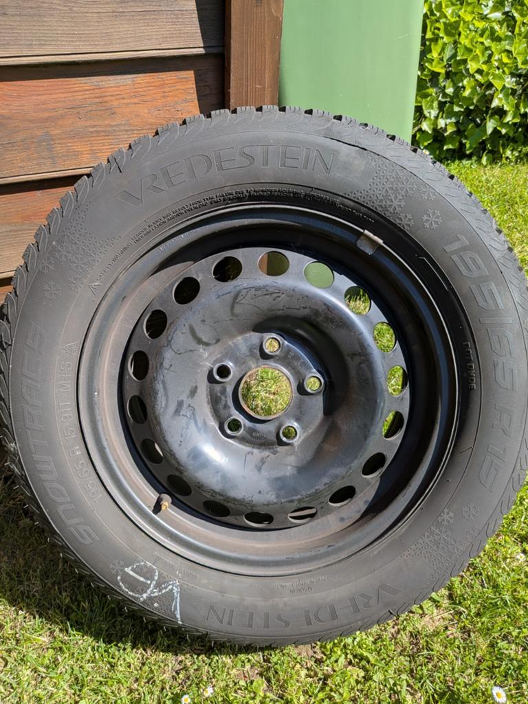 4 Pneus neige+ jantes tôles Vredestein 195/  65  R15 91T, Enlèvement