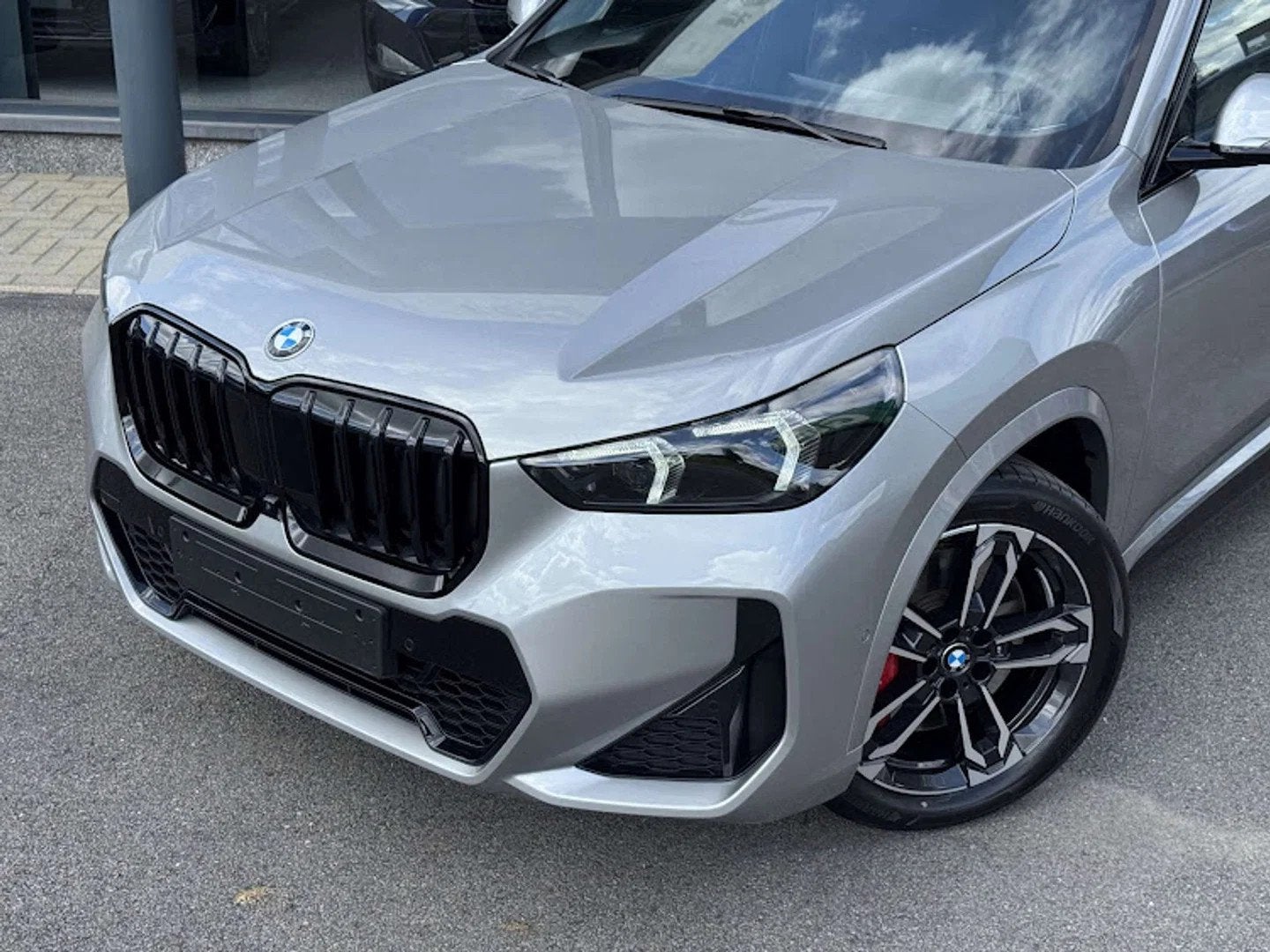 BMW X1 sDrive18i M Sport Pro / PANO / TREKHAAK / M SEAT / HU, Auto's, Adaptive Cruise Control, Gebruikt, Zwart, Bedrijf