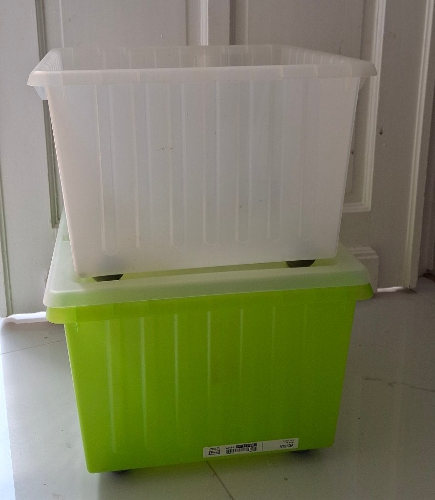 2 IKEA VESLA stapelbare opbergbakken, Ophalen, Bak of Kist, Minder dan 50 cm, Zo goed als nieuw