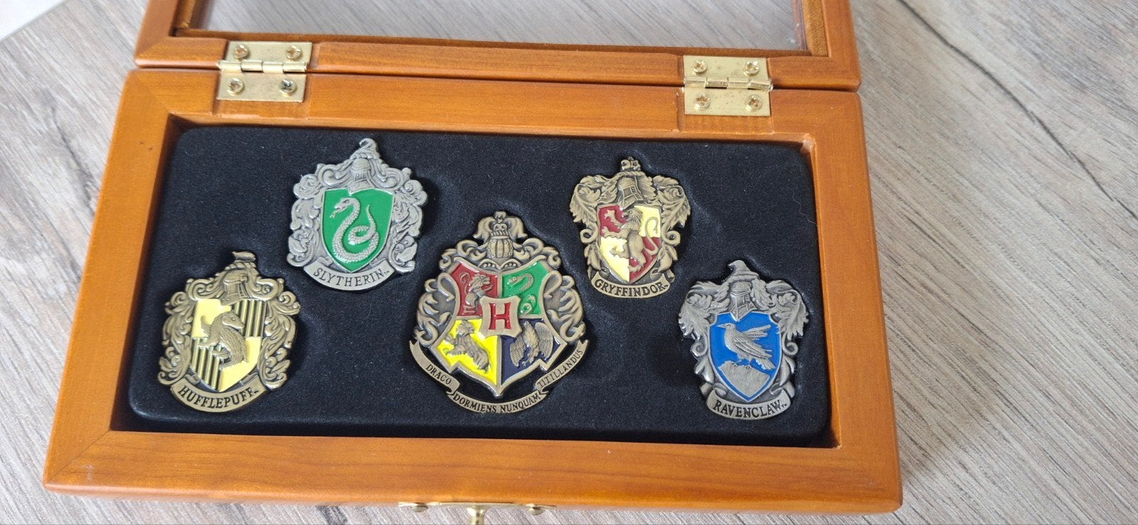 set pins Harry Potter in houten kistje, Verzamelen, Ophalen of Verzenden, Zo goed als nieuw, Gebruiksvoorwerp