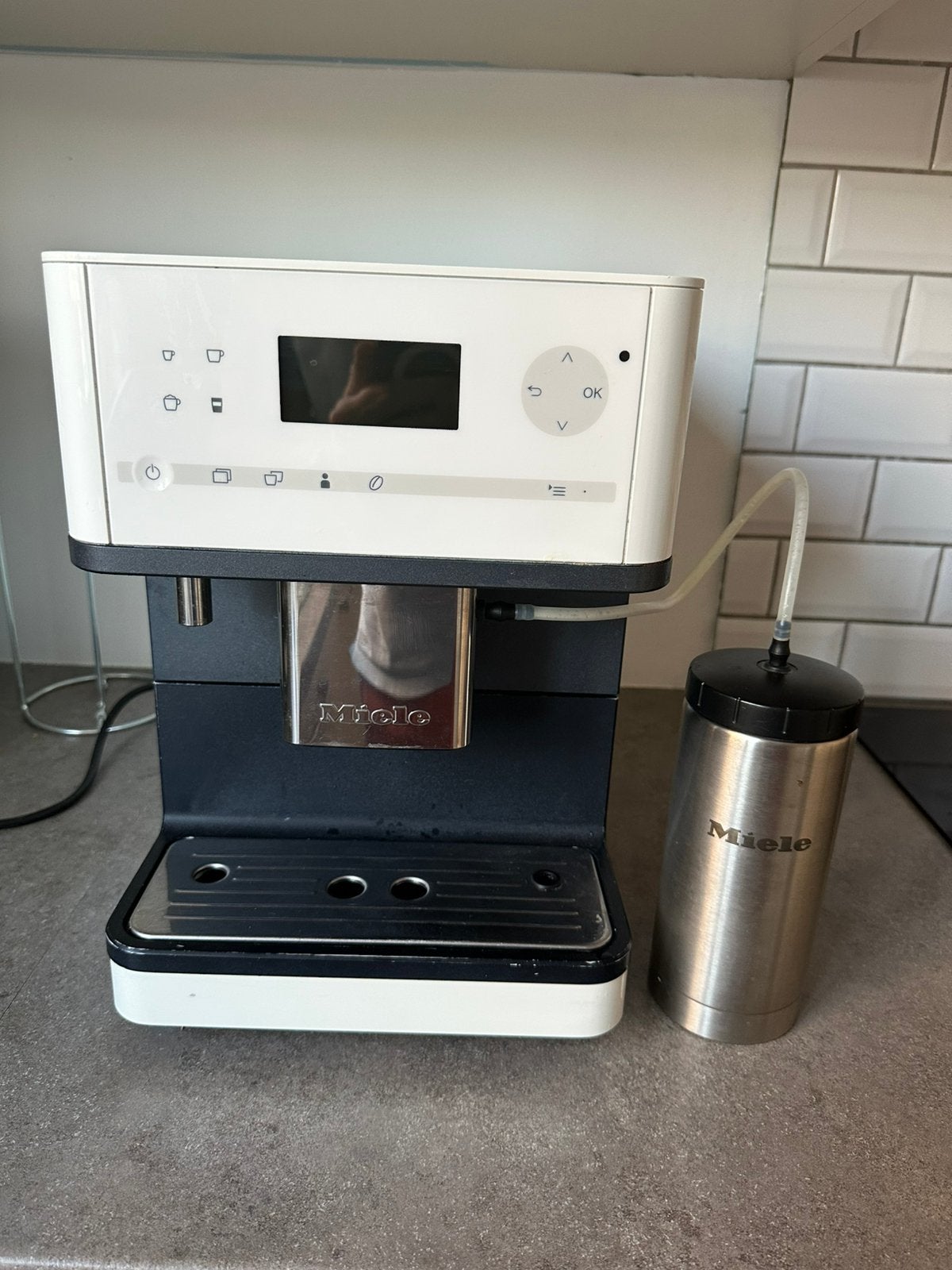 Miele CM63, Elektronische apparatuur, Koffiezetapparaten, Ophalen, Gebruikt, 10 kopjes of meer, Koffiemachine