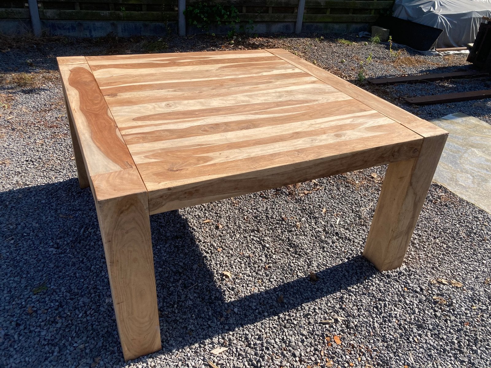 Massief houten tafel in sheeshamhout en 8 stoelen, Ophalen, Gebruikt