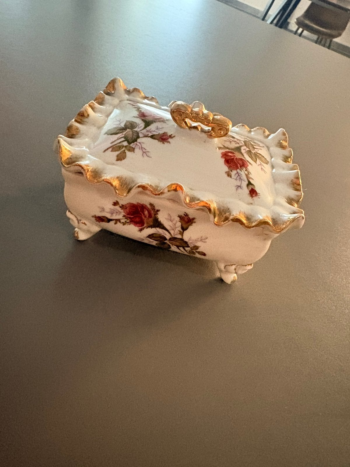Bonbonnière ancienne en porcelaine sur pieds, Envoi, Comme neuf