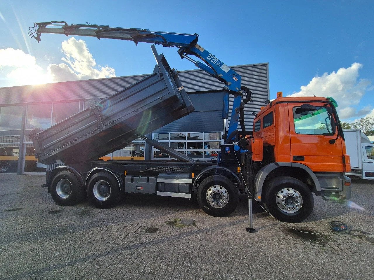 Mercedes-Benz Actros 3241 8X4 Containersysteem/ 20T HMF cran, Achterwielaandrijving, Overige kleuren, 408 pk, Mercedes-Benz