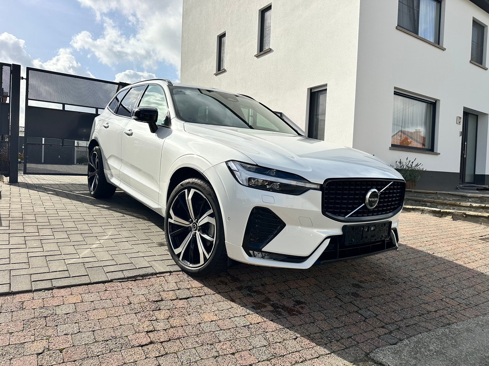 Volvo XC60 B4 Mild Hybrid Dark Plus, 2024, 33900km, automaat, Autos, Cuir, Euro 6, Ordinateur de bord, Noir