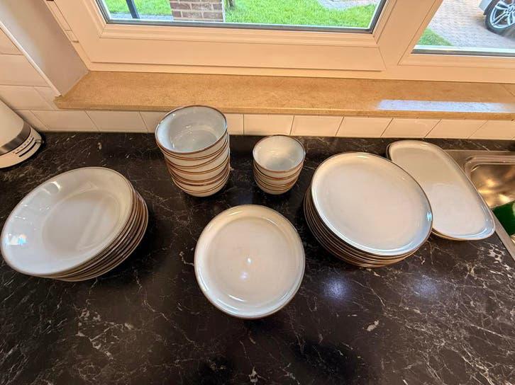 Servies set, Ophalen, Zo goed als nieuw, Aardewerk, Bord(en)