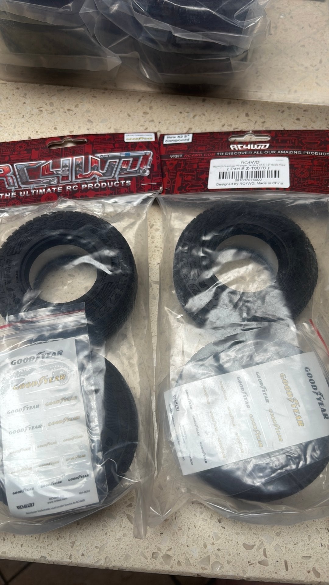 A vendre 2 paires de pneus crawler neuf rc4wd goodyear  1.9, Enlèvement ou Envoi, Neuf, Pièce