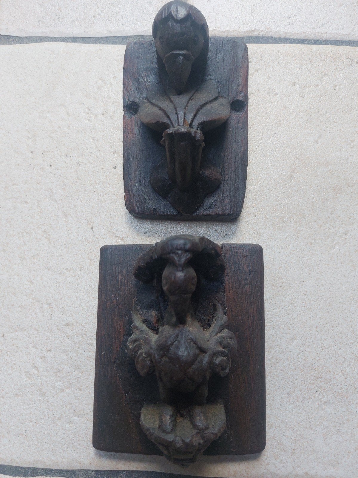 Paons indiens anciens en bois., Enlèvement