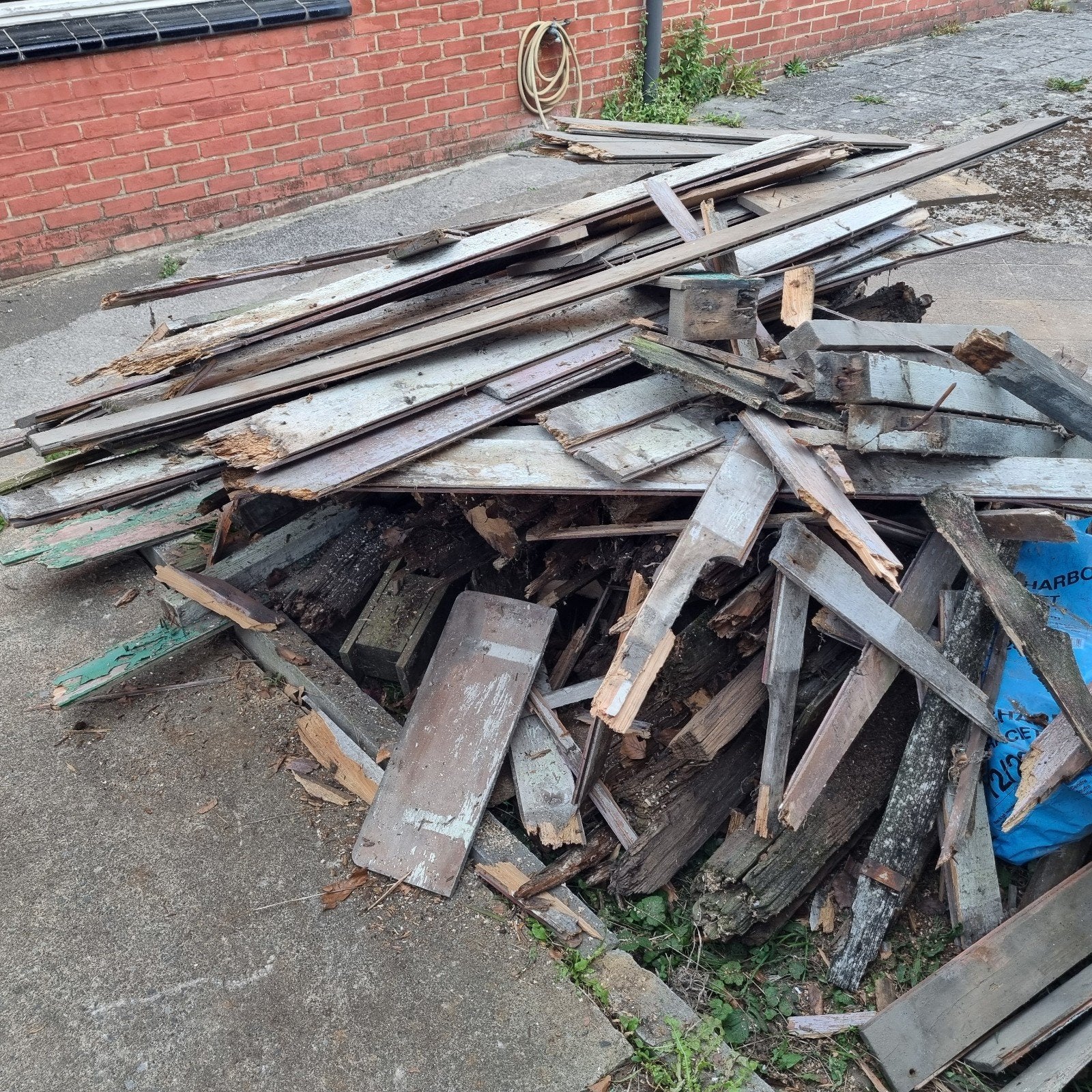 Bois de démolition d'une remise, Enlèvement