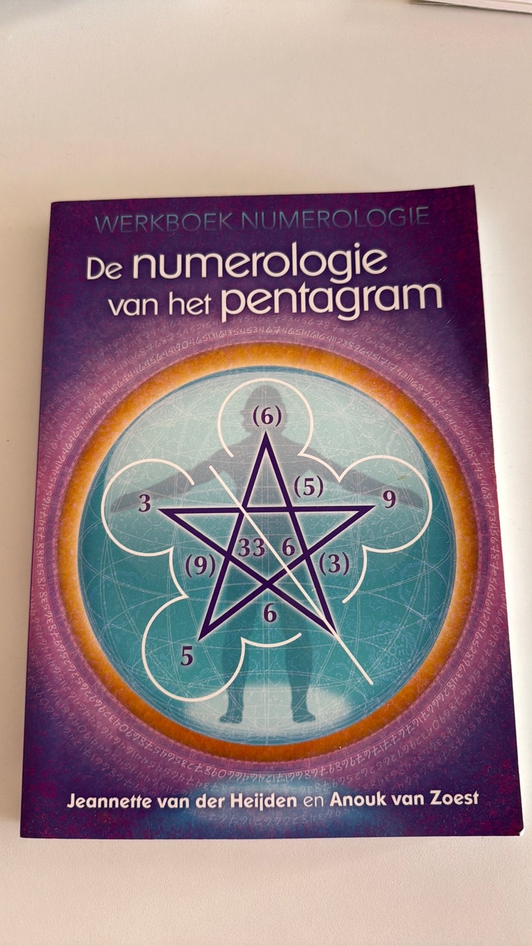 De numerologie van het pentagram / werkboek numerologie, Boeken, Ophalen of Verzenden, Zo goed als nieuw