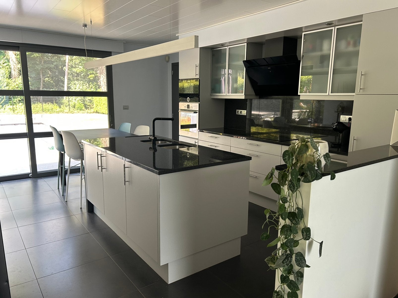 Complete keuken met afwaseiland en apparaten, Ophalen, Zo goed als nieuw