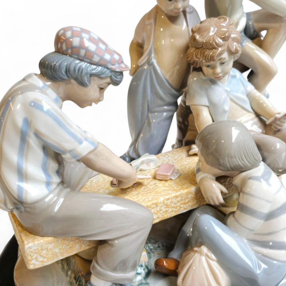 NAO (Lladro) groot beeld porselein ' Boys Playing Cards ", Verzamelen, Ophalen, Nieuw, Mens