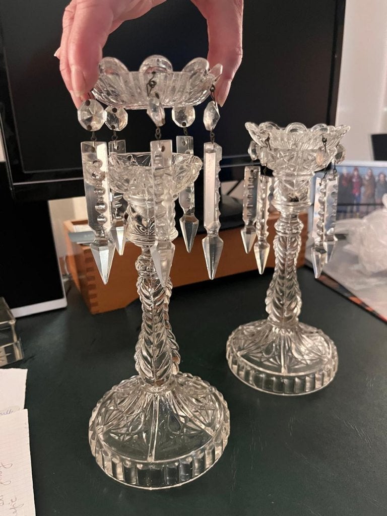 Paar vintage kandelaars in geslepen kristal met hangers, Antiek en Kunst, Antiek | Glaswerk en Kristal, Ophalen