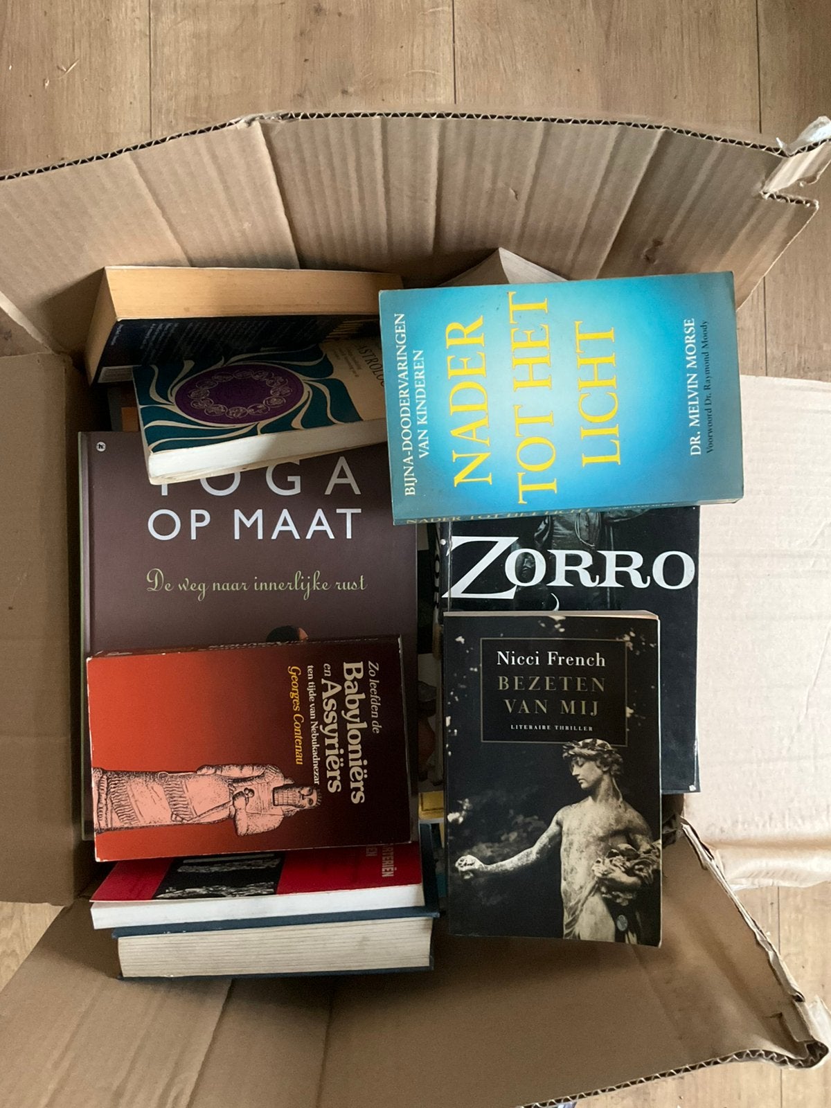 Une boîte contenant toutes sortes de livres, Livres, Enlèvement, Utilisé