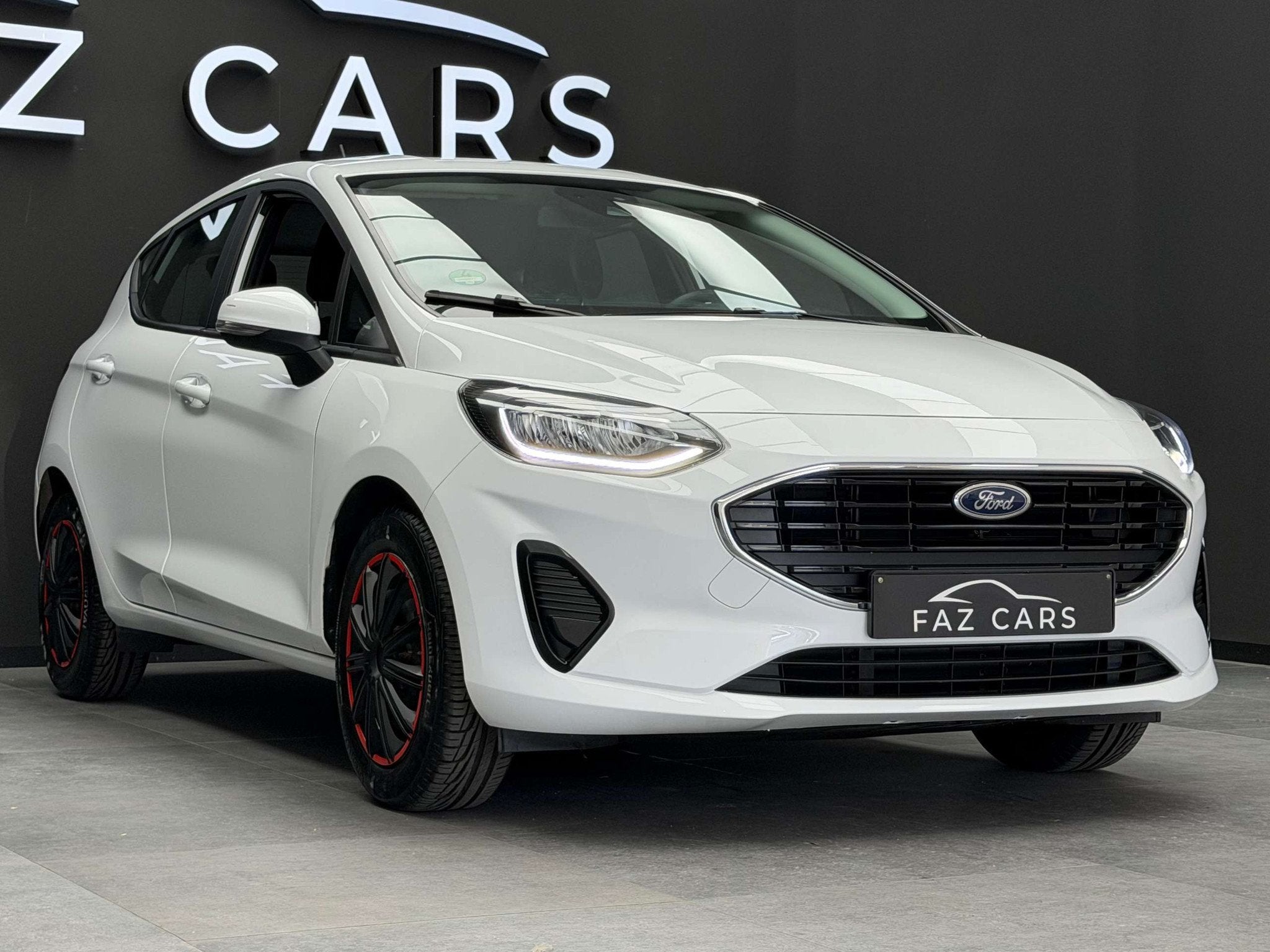 Ford Fiesta 1.0 EcoBoost * 1ER PROP + CLIM + GARANTIE *, Auto's, Voorwielaandrijving, Stof, Gebruikt, Wit