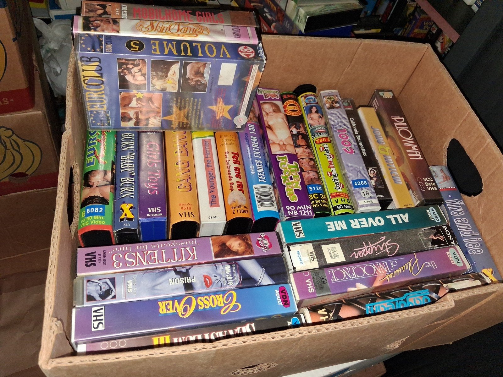 26 xxx vhs films, Envoi, VHS
