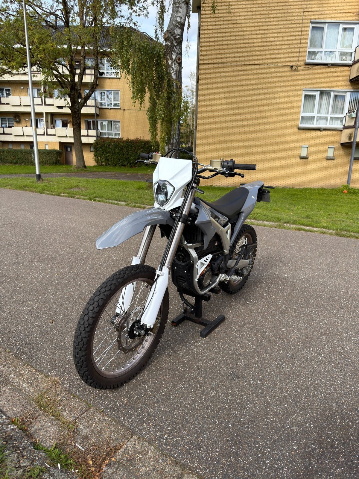 Surron Storm bee 2023 A1 & B rijbewijs 22.5KW, Fietsen en Brommers, Ophalen, Zo goed als nieuw