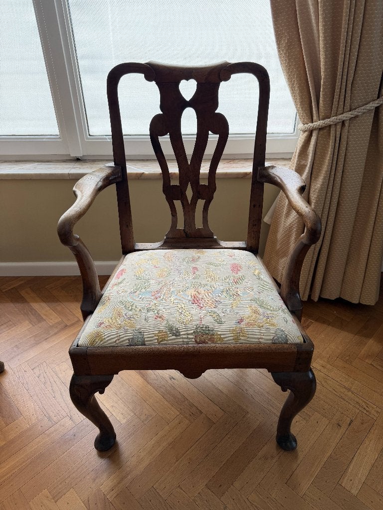 Fauteuil ancien de style Queen Anne en noyer