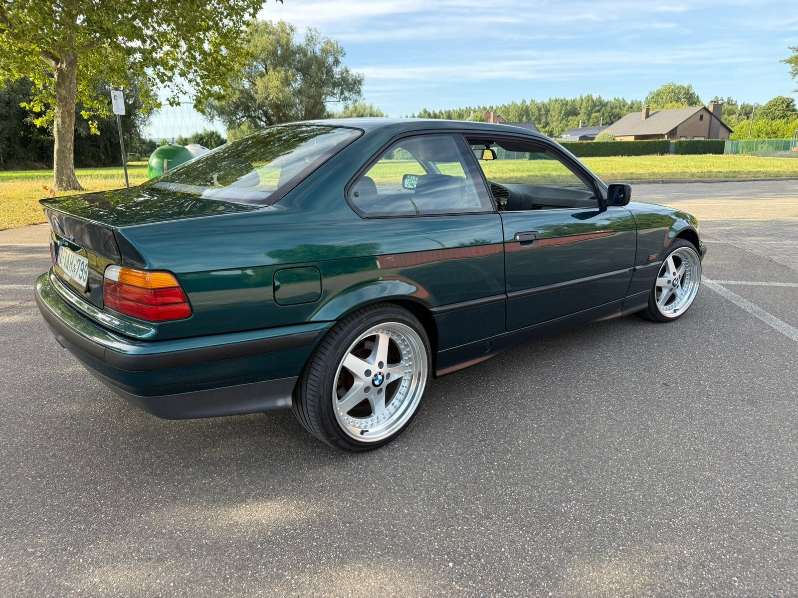 Bmw 318 is 1994 oldtimer gekeurd, Auto's, Zwart, 1796 cc, Leder, Bedrijf