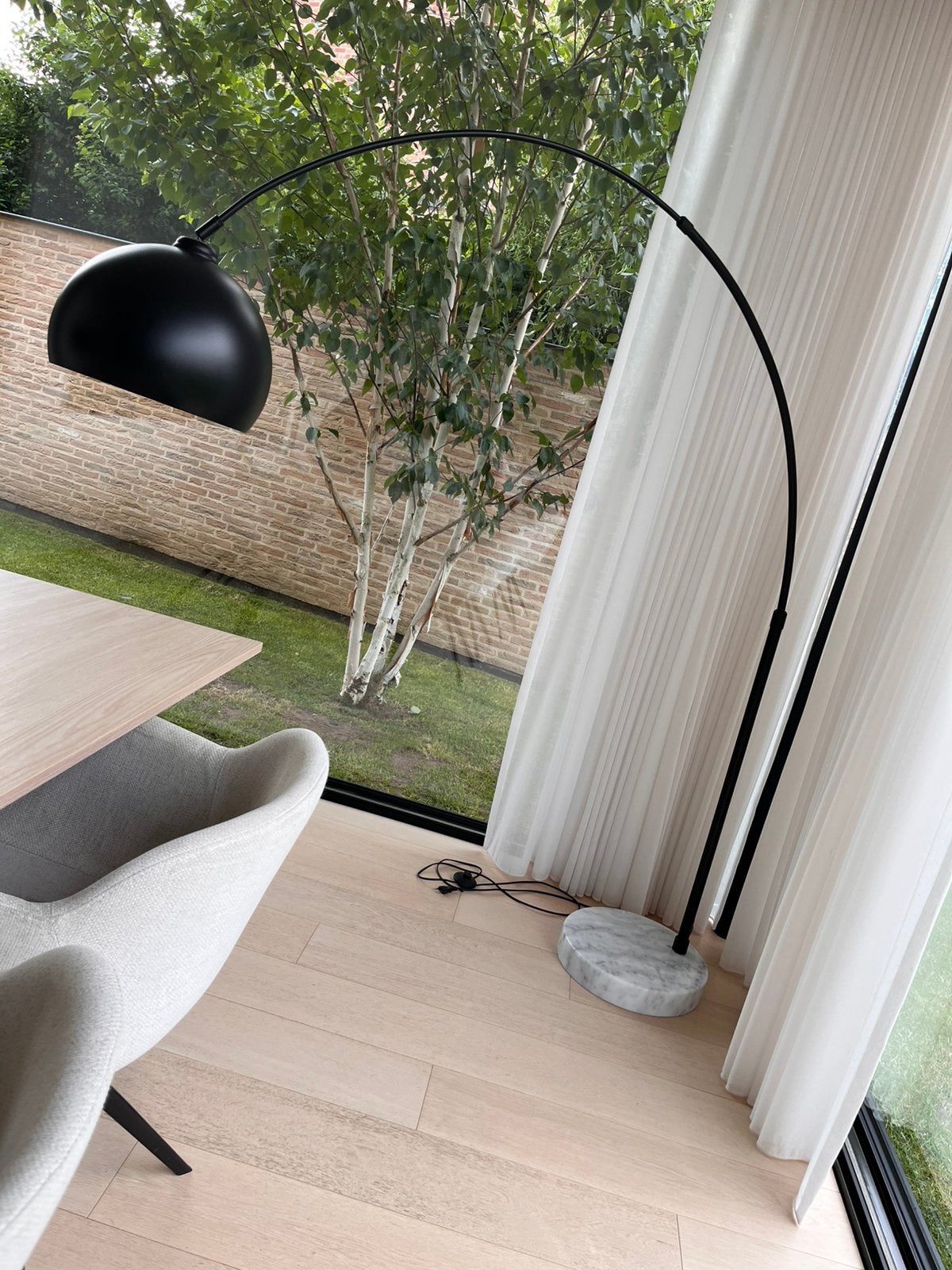 Vloerlamp marmeren voet met zwart metalen buis, Enlèvement, Comme neuf, Métal