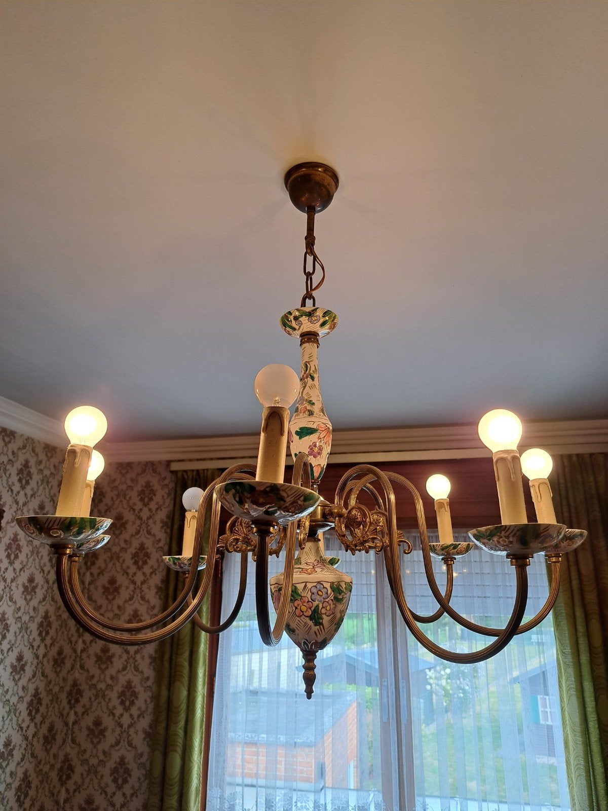 Lustre à 8 bras. En porcelaine., Enlèvement
