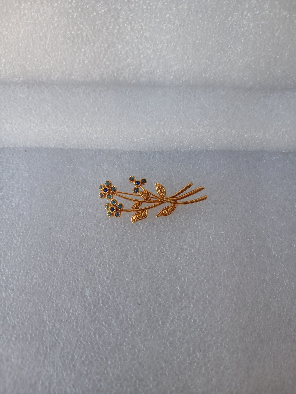 Vintage Movitex Broche Goudkleurig Bloementak Blauw, Bijoux, Sacs & Beauté, Enlèvement ou Envoi, Comme neuf, 4 à 7 cm, Bleu