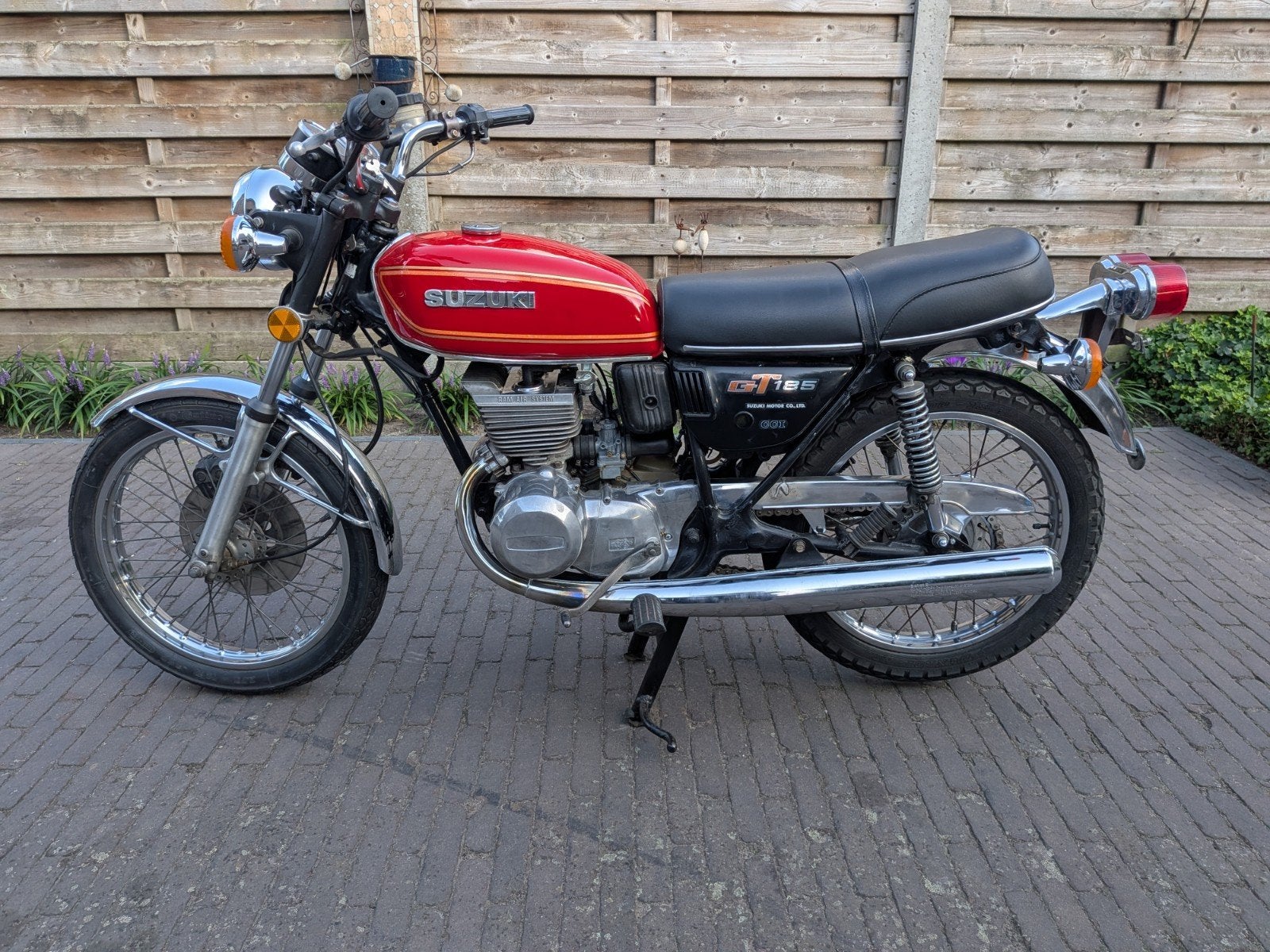 Suzuki GT 185