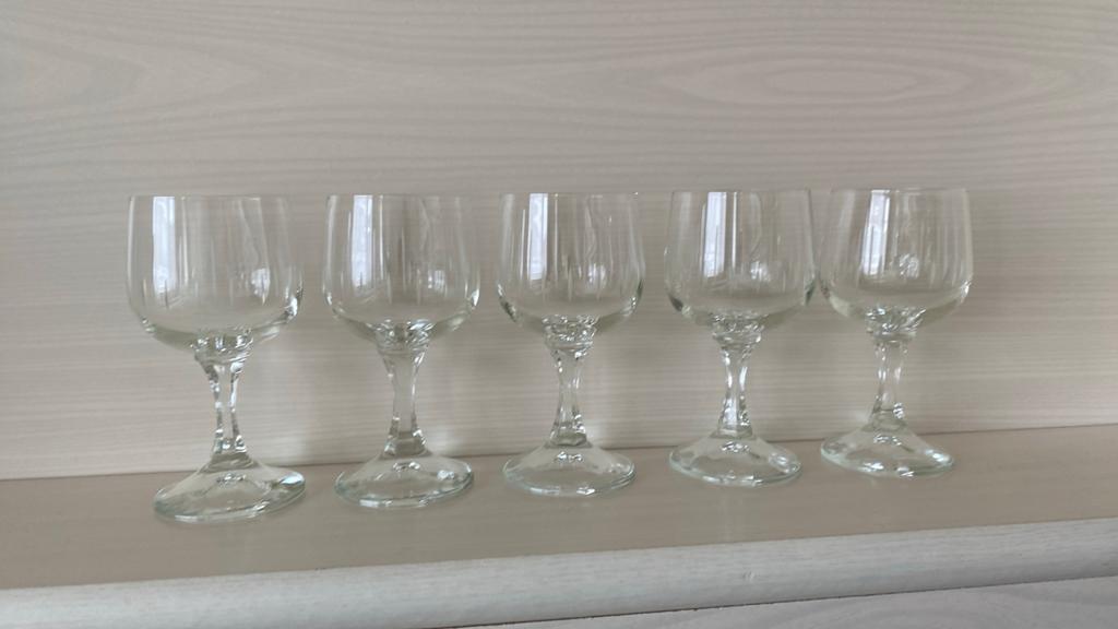 5 mooie wijnglazen met verticale strepen gegraveerd, Ophalen