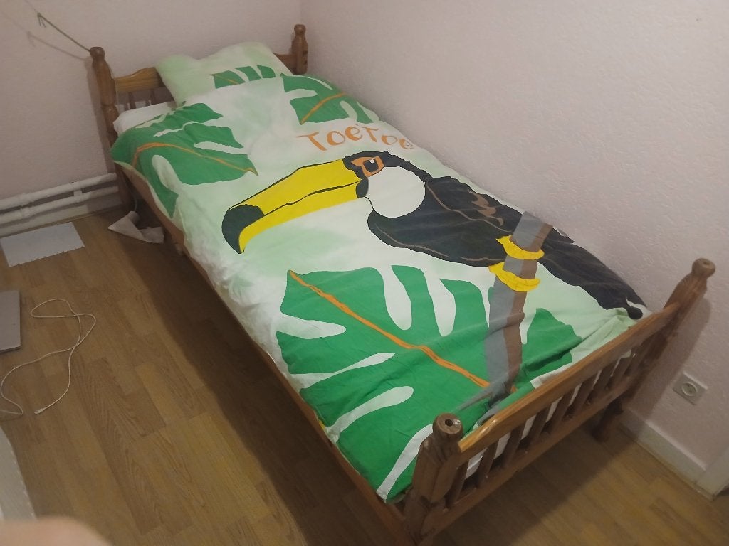 Lit en bois avec matelas et sommier à lattes, Une personne, Brun, Enlèvement, Utilisé