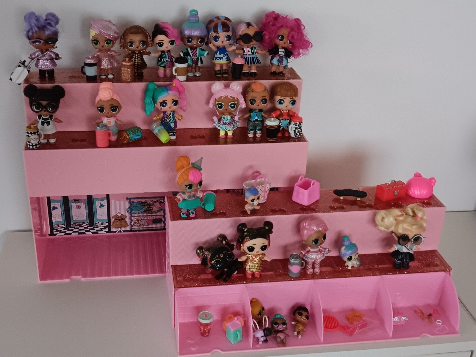 L.O.L  surprise pop up store met  19 poppetjes, Ophalen, Zo goed als nieuw