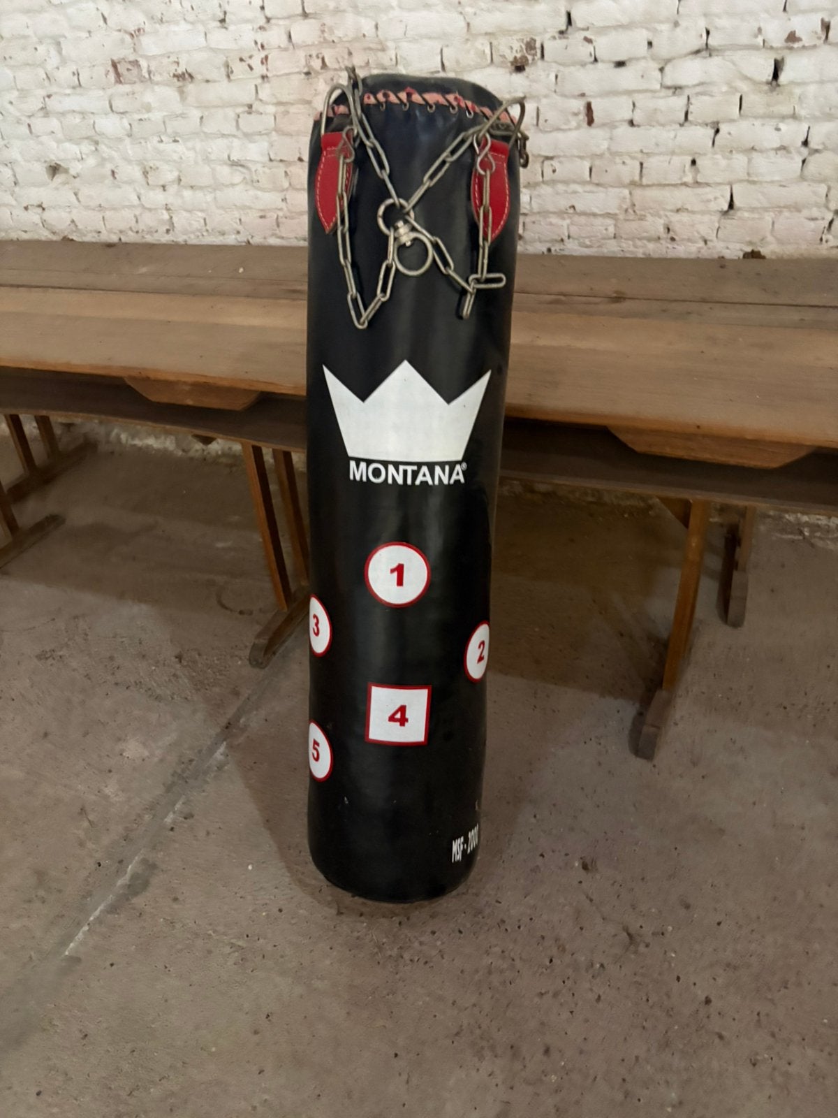Boksbal Montana 30 kg met ophanging en handschoenen, Ophalen, Zo goed als nieuw, Boksbal