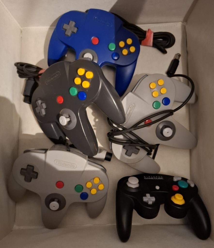 4x N64 controllers + 1x GameCube controller, Consoles de jeu & Jeux vidéo, Consoles de jeu | Nintendo 64, Enlèvement ou Envoi