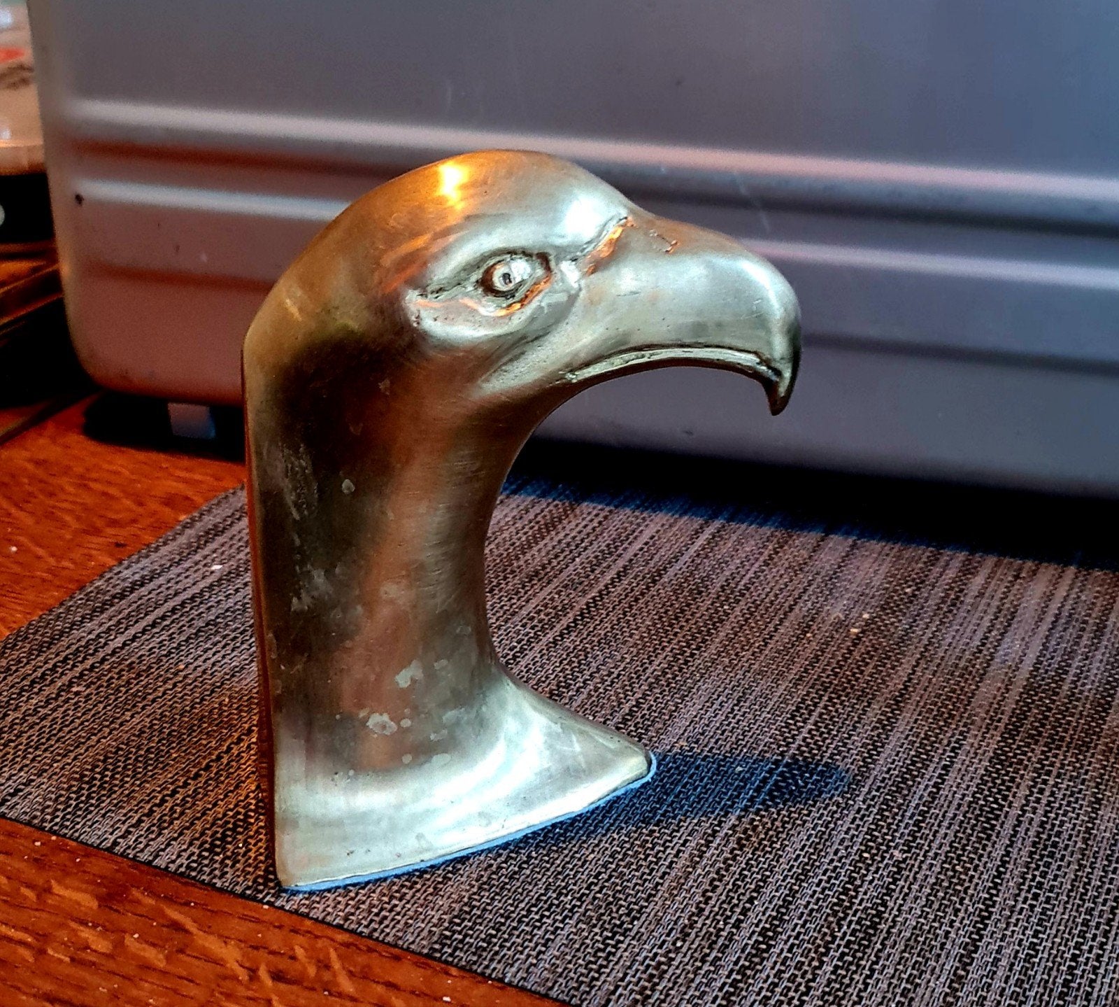 tête d'aigle ancienne et vintage en bronze., Antiquités & Art, Antiquités | Bronze & Cuivre, Enlèvement ou Envoi, Bronze