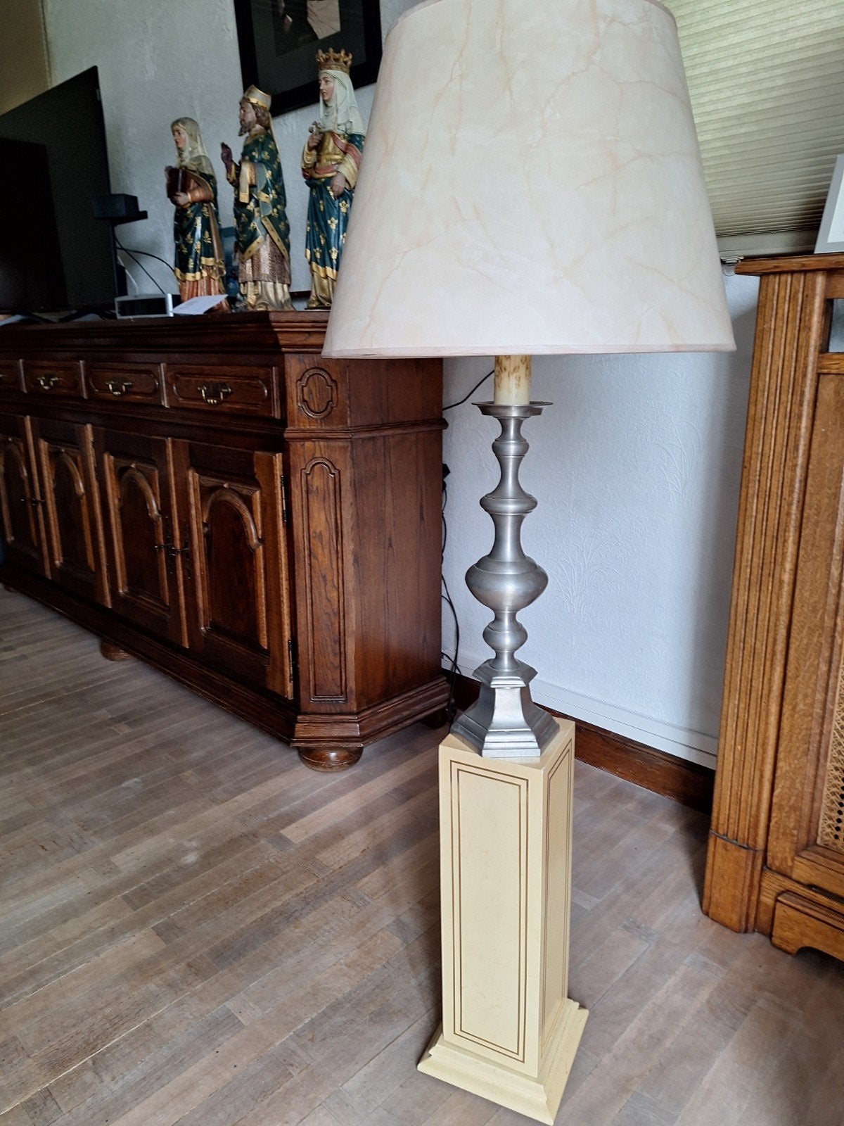 Lampe en étain sur socle, Enlèvement