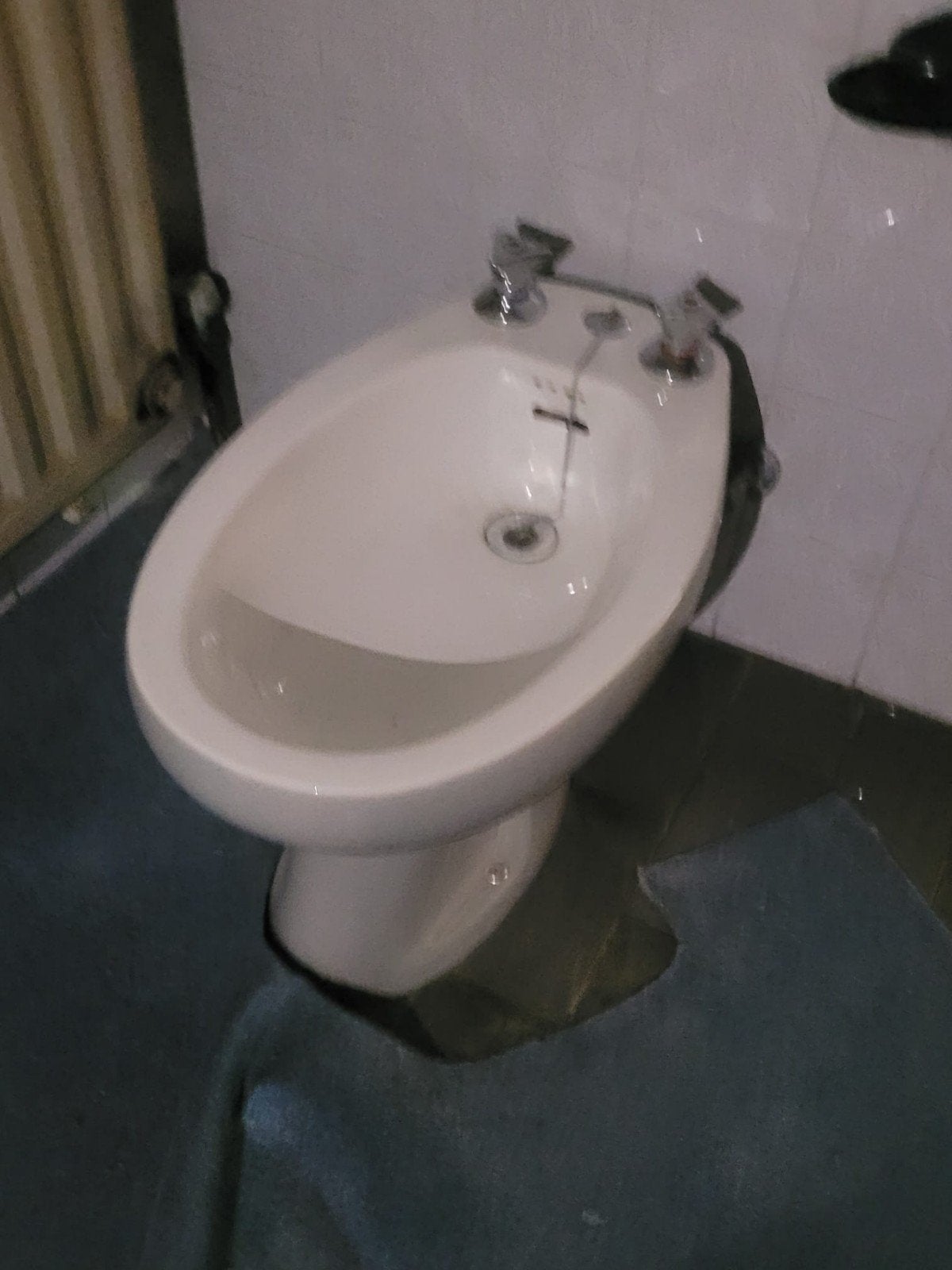 Wit bidet met kraan, Ophalen, Kraan