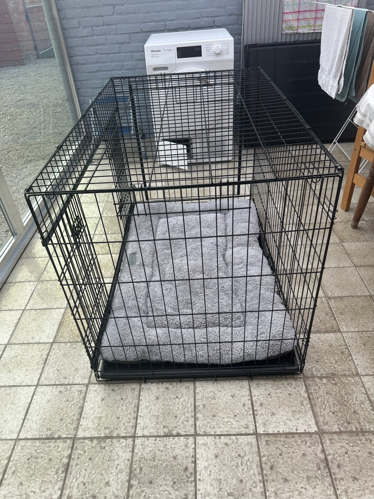 2 grote honden benches als nieuw, Dieren en Toebehoren, Ophalen, Zo goed als nieuw