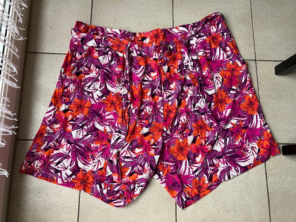 Gebloemde korte short ( met elastiek ) Maat 54, Ophalen of Verzenden, Nieuw