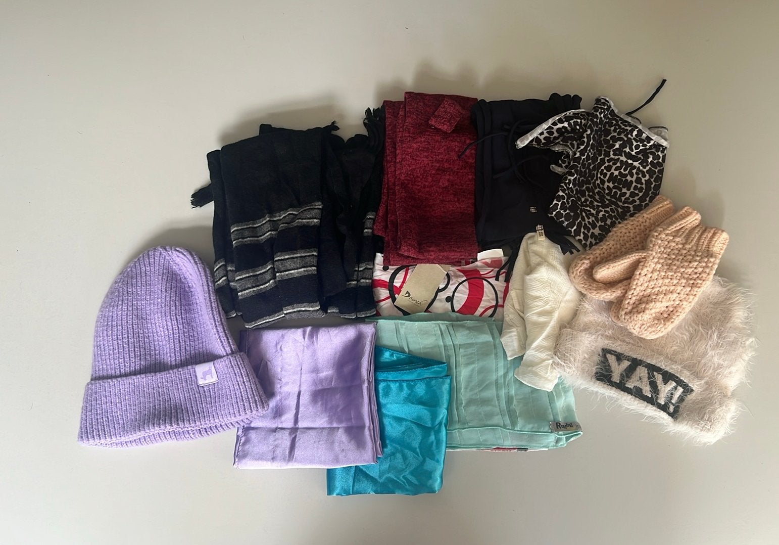 Ensemble écharpes/bonnets/gants pour filles, Enfants & Bébés, Vêtements enfant | Bonnets, Écharpes & Gants, Enlèvement, Comme neuf