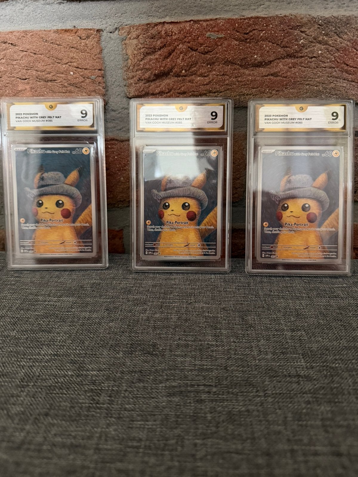 Pikachu van gogh - grey felt hat, Hobby en Vrije tijd, Ophalen of Verzenden, Zo goed als nieuw, Meerdere kaarten