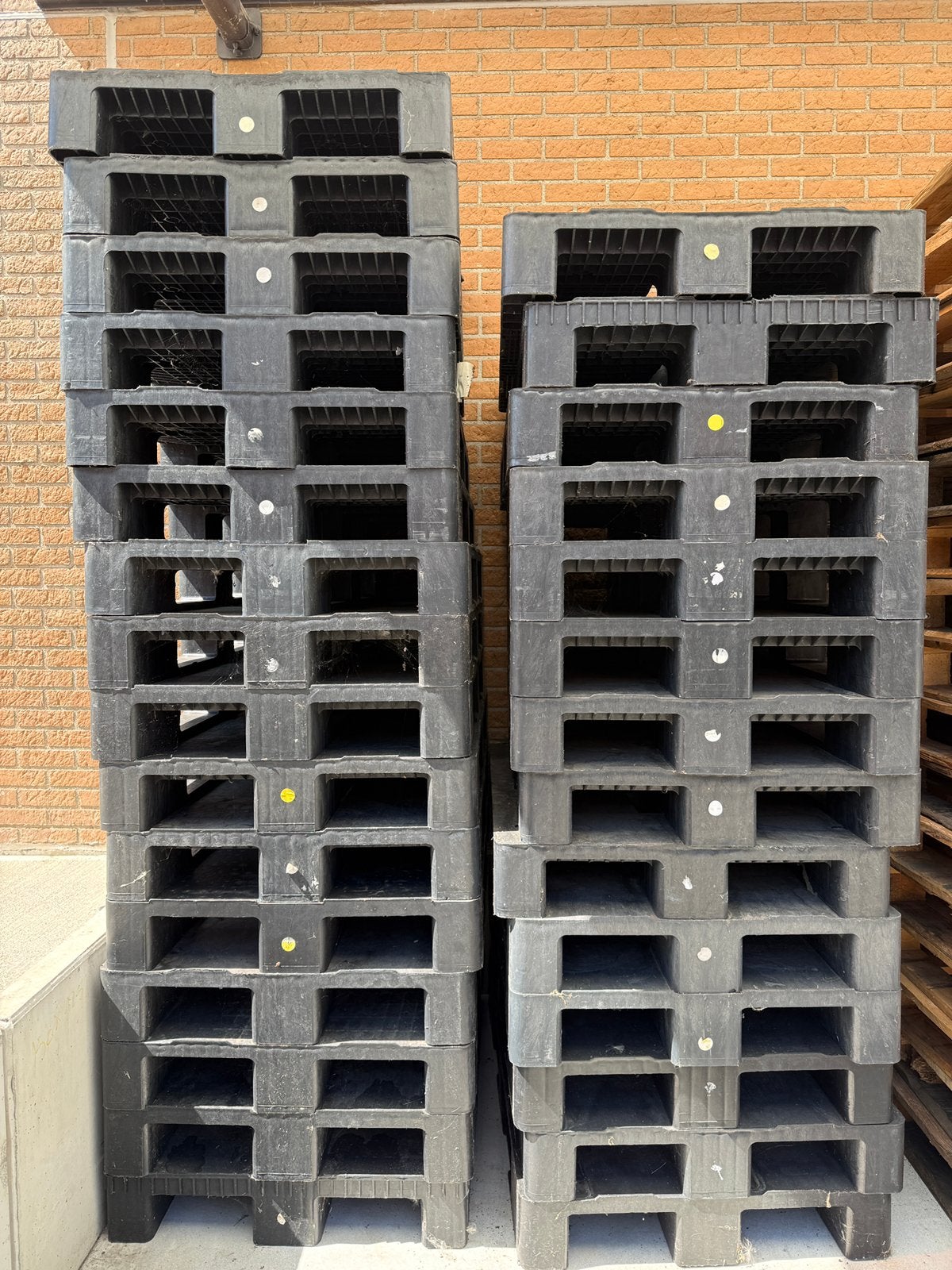Palettes en plastique noires (120x80), Enlèvement, Comme neuf