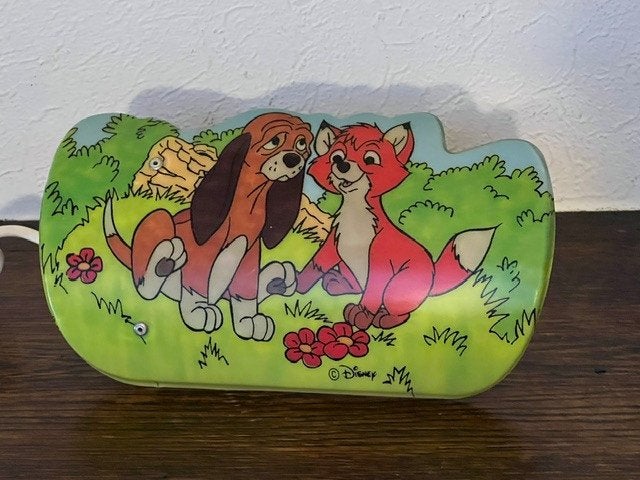 Une petite applique murale à l'effigie du film Rox et Rouky, Enlèvement