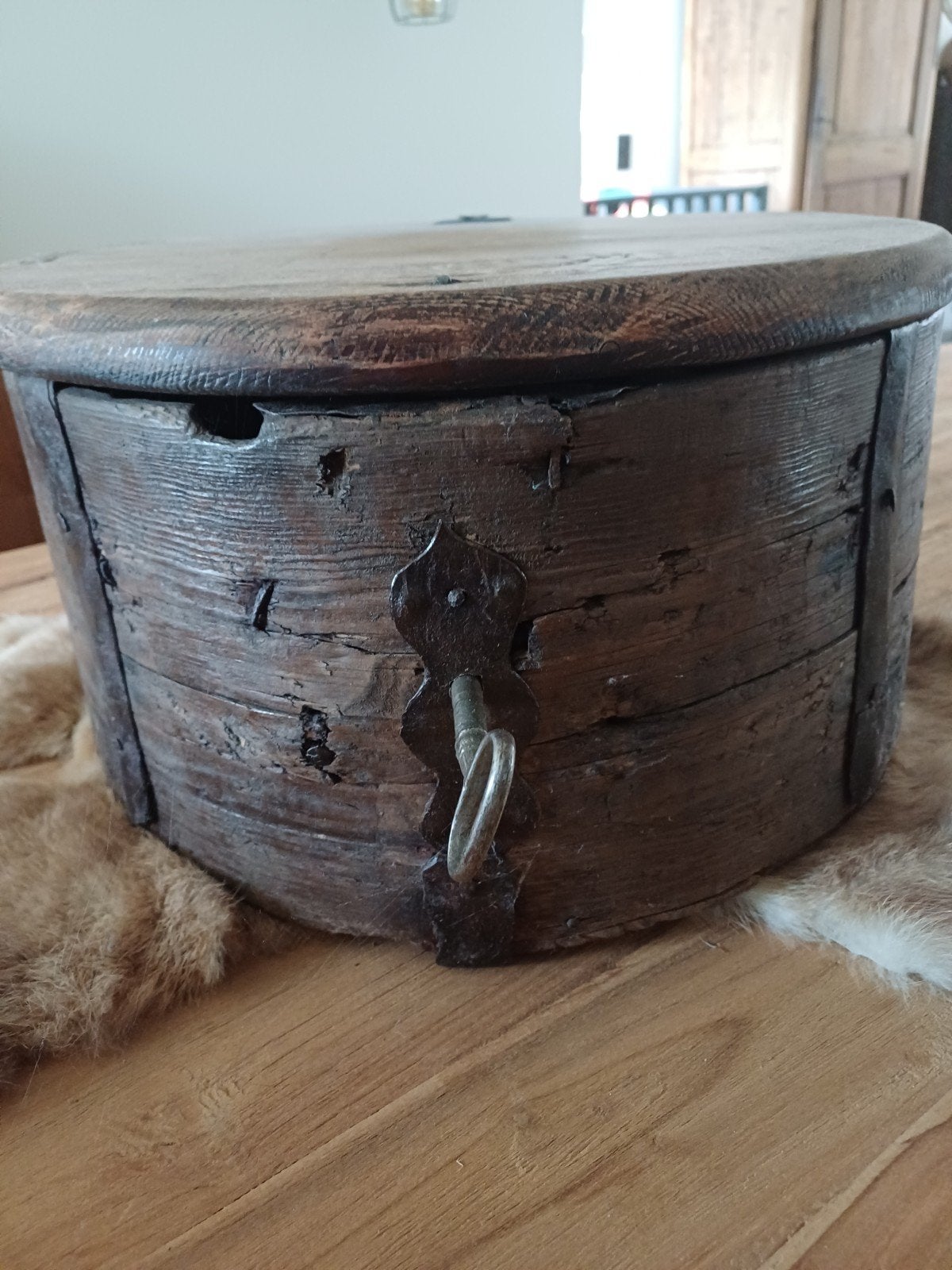 TRÈS ANCIEN ÉTUI À CHAPEAUX, Enlèvement