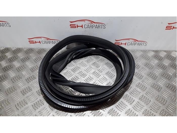 Portierrubber 4Deurs links-achter van een Mercedes CLA, Gebruikt, -, Ophalen of Verzenden, -