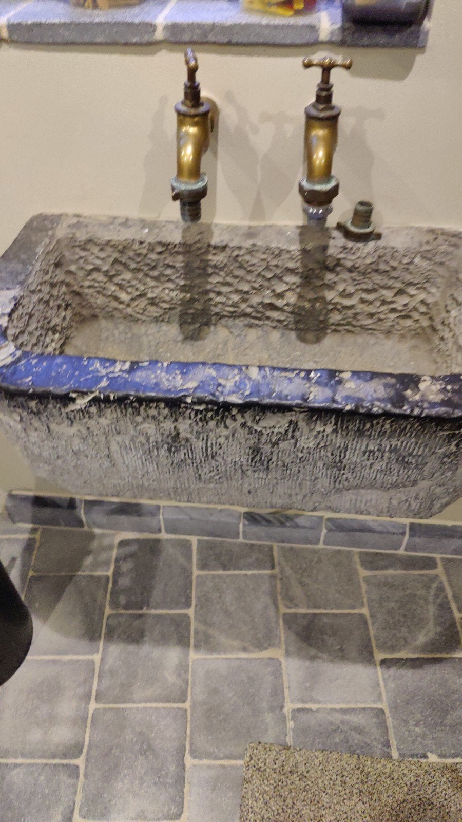 Oude blauwstenen trog / wasbak met messing / koperen antieke, Huis en Inrichting, Ophalen