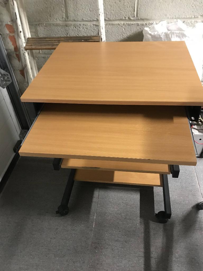 computer bureau met uittrekbare lade, op wieltjes, Ophalen, 60 cm, 50 cm, Zo goed als nieuw